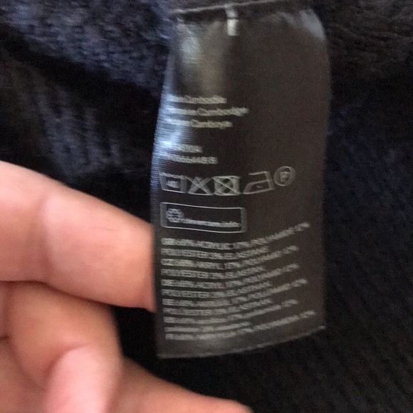 Black sweater it’s is 68% GB 17% Acrylic and 12% Polyamide and 3% Polyester - Picture 3 of 8